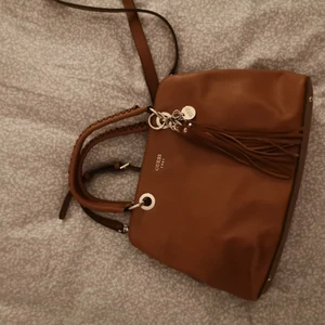 Guess väska  - Guess väska. Använd 1 gång bara. Nyskick. Nypris 1399kr