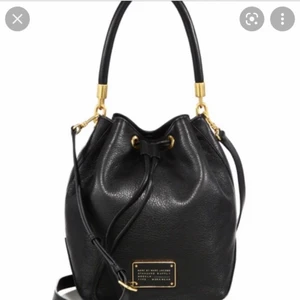 Bucket bag, Mercer  - Söker någon av dessa väskor, Marc jacobs eller Michael kors i liten storlek OCH svart! Om priset är bra köper jag! 
