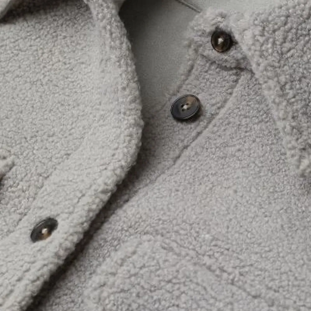 Säljer denna populära skjortjacka i teddymaterial från H&M i grå (storlek XS men passar XS-M beroende på hur man vill att den ska sitta). Nypris 699 kr - sparsamt använd så nyskick. Kom med egna prisförslag!. Jackor.