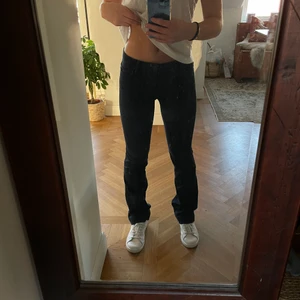 Jeans - Säljer nu mina snygga lågmidjade DAY jeans. Jättefint skick och passar till allt. nypris 1 500kr💛