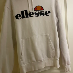Vit Elesse Hoodie - Bra skick förutom två väldigt små hål på framsidan nästan längst ner.