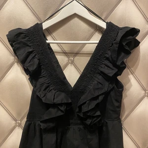 Svart topp - Svart topp ifrån HM, använd vid ett tillfälle. Obs köparen står för frakten på 45 kr vid postningen