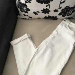 Vita jeans - Jag säljer dessa jättefina byxor! Jag köpte de i somras, jag har använt de bara 2 gånger! Jag köpte de för 400 och säljer för 100! Det är storlek 34