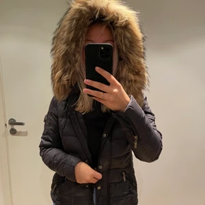 Jacka - Jacka från rockandblue. Köpt på desig only för några år sen för ca 3000 kr. På och avtagbar päls. Använd men bra skick!!