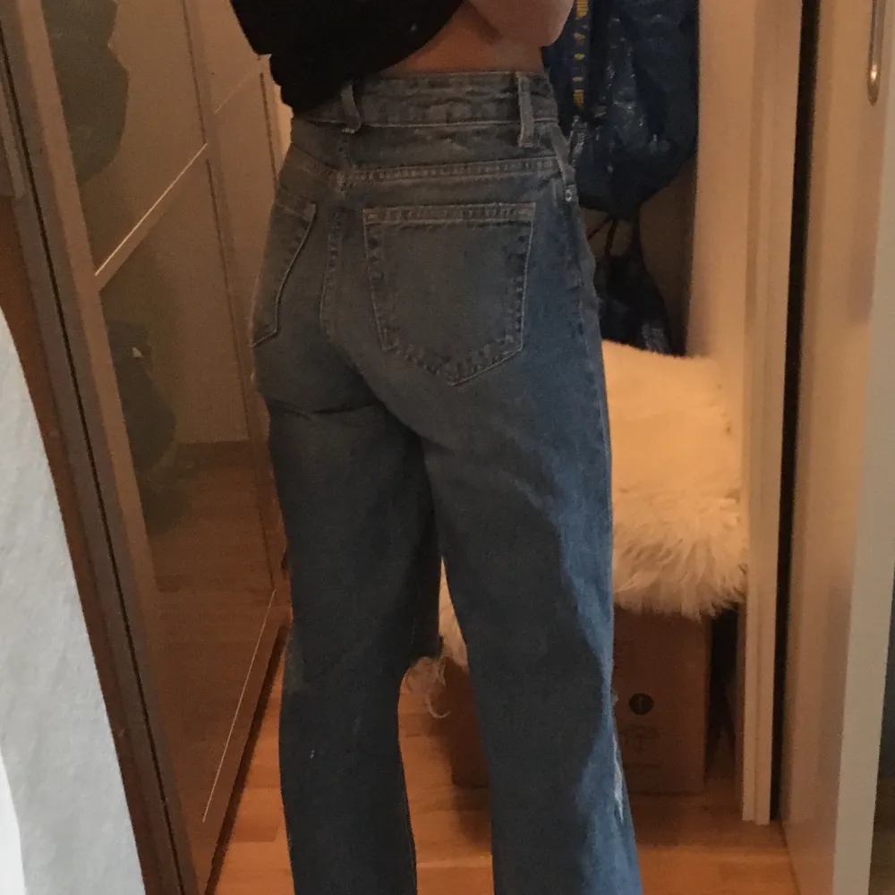 Högmidjade blå jeans med hål. Använda ett fåtal gånger och därför i jättebra skick!! (Jag är ungefär 1,65). Jeans & Byxor.