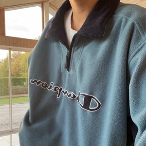 Blå Champion-tröja - En ljusblå tröja med mörkblå detaljer i bra skick (inga defekter), köpte den på humana i Stockholm och har aldrig använt den, skriv dm vid intresse :)