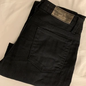 Acne low waist jeans - Jeans från acne, lågmidjade och raka i benen. Storlek 27/32. Jeansen är små i storlek så för dig som har 25 eller 24 i waist skulle jeansen passa på! Säljer för 100kr plus frakt❤️