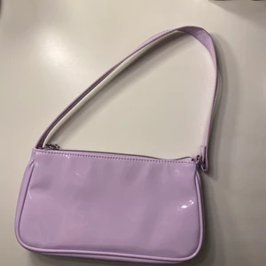 Liten lila axelväska💜💜 - Säljer denna oanvända lilla lila axelväska ifrån hm💜💜