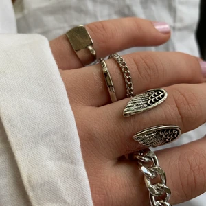 Ringar - Halloj! Säljer dessa fina ringar för 8 kr / st (den med vingarna är såld) ⚡️💖 köparen står för frakten som är 12kr 