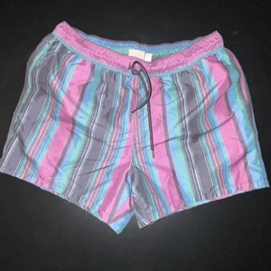 Badshorts ifrån asos - Badshorts ifrån asos i gott skick. 