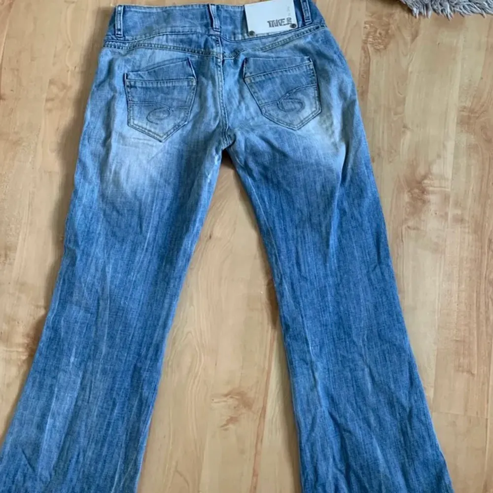 säljer dessa skitcoola lågmidjade jeans då dom är alldeles för stora för mig. (är 158cm). köpte dom i storlek S men skulle säga att dom är M eller L? aldrig använda av mig men köpte dom här på plick så vet inte hur använda dom är. L=86cm, M=73/74cm.. Jeans & Byxor.