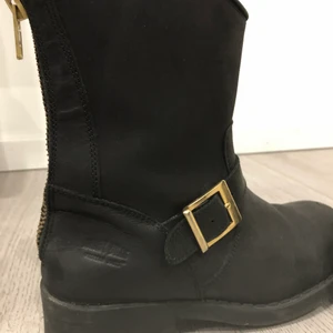 Johnny bulls skor - Säljer mina Johnny bulls skor i befintligt skick, köptes för 1600kr säljer för 800