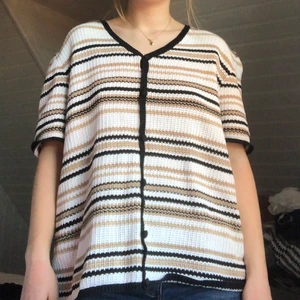 Randig kofta - Randig kortärmad kofta. Köpt på Beyond retro. Liten fläck som man knappast ser, tror inte ens att den syns på bilden. Annars bra skick.