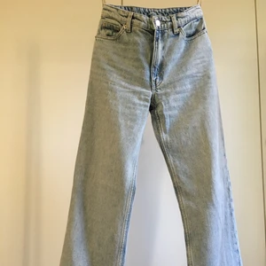 Monki jeans - Jeans ifrån Monki i modellen Yoko. Fint skick i en stentvättad ljusblå färg. Storlek 24. Innerbenslängden är 76 cm. Vida ben. 5 riktiga fickor. Normalmidjade jeans. Skulle säga att de passar en något kortare person. 