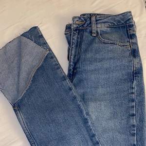 Zara jeans med slits vid foten och små hål i knäna. Jeansen är i storlek lite större 34 men passar både 36/38. De är suuuuper bra i längden (jag är 170) och sitter väldigt fint. Jeansen är alldeles nya med prislappen fortfarande på. 