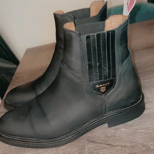 Gant Ashley Chelsea boots  - Säljer mina fina boots från Gant i äkta skinn då de är för små för mig! De är använda 2-3 gånger så i fint skick! Kan skicka fler bilder om man vill. Nypris 1999:- 