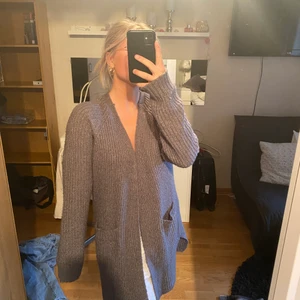 STICKAD OVERSIZED CARDIGAN STRL M - Oerhört mysig och tjock stickar cardigan som passar perfekt nu till hösten.