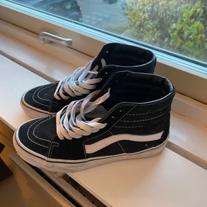 Höga vans  - Höga svarta vans i storlek 39, använda max 10 gånger dvs bra skick! Pris kan diskuteras 💕