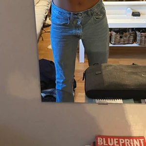 ZARA STRAIGHT & LOW WAIST JEANS - Lågmidjade, raka byxor med en urtvättad look som passar till det mesta. Toppenskick!