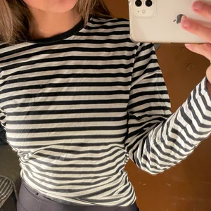 Randig tröja - Snygg tröja som knappt har används ✌🏼❤️