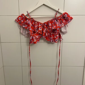 Bikini - Den är för liten för mig och kommer inte ihåg vart jag köpt, fina volanger med fin knytning.