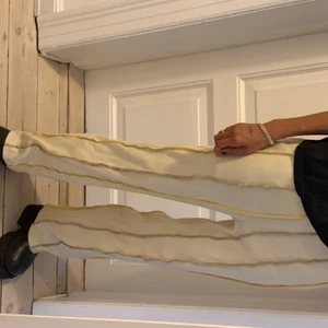 Hosbjerg Trousers - Relaxed trousers with an elastic waistband with overlock detailing. Can be worn low on the hips, but is mid-rise to high-rise. Soft jersey. I’m 174 cm 