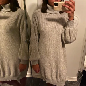 Stickad klänning - Fin stickad klänning från Noisy May, hög krage och fint skick 💕