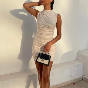 Klänning - Klänning från nelly. Skitfin och skönt material. Passar XS-S. Hör av er vid frågor eller fler bilder💕💕