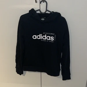 Adidas hoodie - Knappt använd, väldigt fint skick.