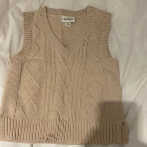 Beige stickad väst  - Säljer denna beiga stickade väst från Monki då jag inte använder den längre. Sparsamt använd så i fint skick. Tänker mig 120 kr då jag köpte den för 250. Köparen står för frakten💕
