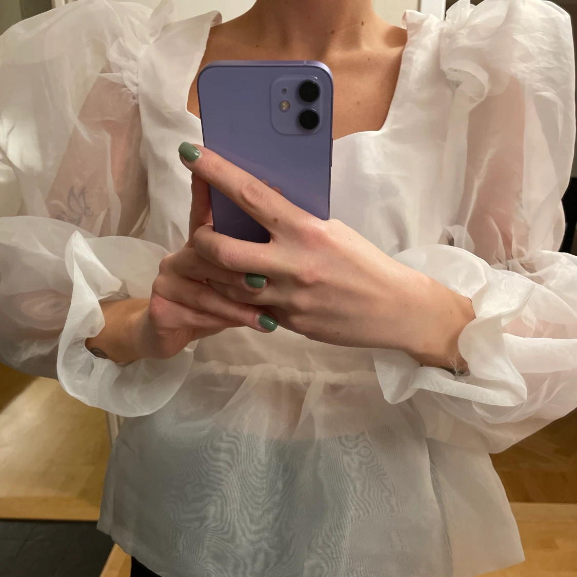 Blus med puffärm och öppen rygg🤎