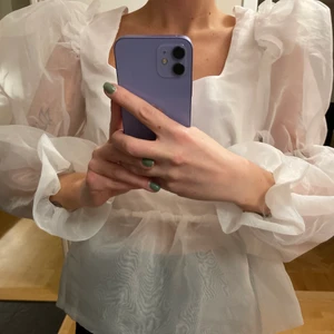 Blus med puffärm och öppen rygg🤎 - Blus med puffärm och öppen rygg från Nelly🤎