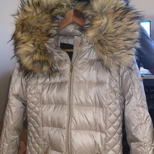 Rock and blue jacka biege  - Helt ny jacla knappt använd, fint skick storlek 40 o är fake päls, kan gå ner i pris för snabb affär 