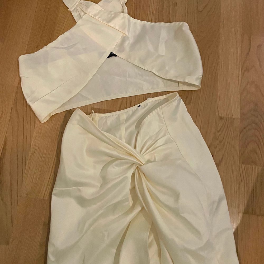 Paket med krämvit outfit i siden-imitation, från Prettylittlething. 1 x croptop, 36. 1 x maxikjol med slits, 36. Ok skick.. Toppar.