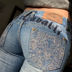 Just Cavalli Low Waisted Jeans - Jag dör. Dem är lite för små för mig därför säljer jag dem ❤️‍🩹💔 äkta Just Cavalli. Passar best till xs /xxs. Raka i benen och pösar lite runt foten. Låg midja. Har inte hittat samma online nånstans.  Dem är 73 cm runt midjan men det är låg midja 80cm innerbens sömm Jag är ca 170cm 💗, dem kan alltid stretchas ut