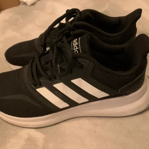 Adidas skor  - Adidas skor i storlek 36 2/3 , som nya , använda 1-2 gånger.