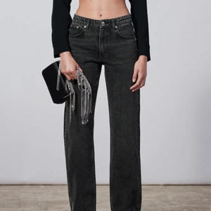 Zara jeans - Säljer dessa skitsnygga grå/svarta jeansen från Zara i både storlek 38 och 40 då de var för små/korta för mig💞skulle säga att de är väldigt små i storleken (jag är 174 cm och M i vanliga fall) jag kan både frakta eller mötas upp i Lund. Budgiving om flera är intresserade👍🏼