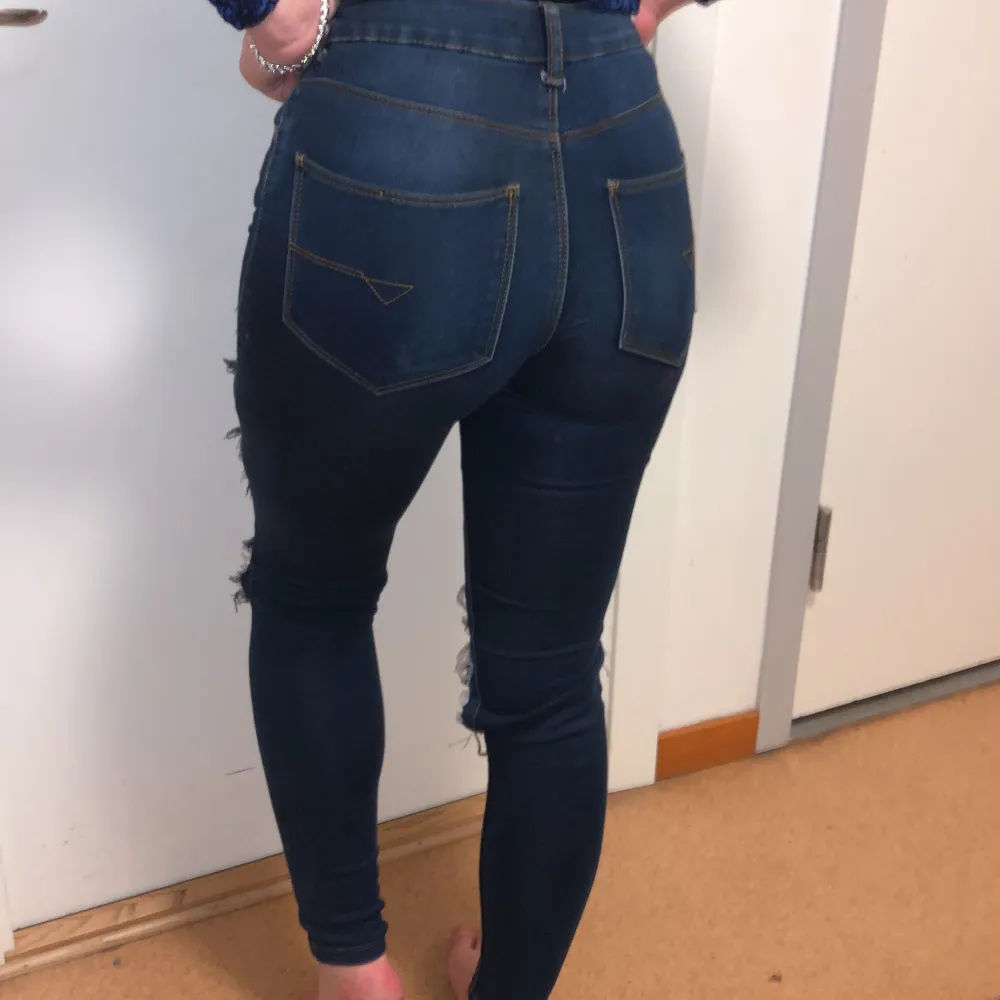 Jättefina blå byxor med slitna hår i bra skick nästan helst oandvända. Strl S. Jeans & Byxor.