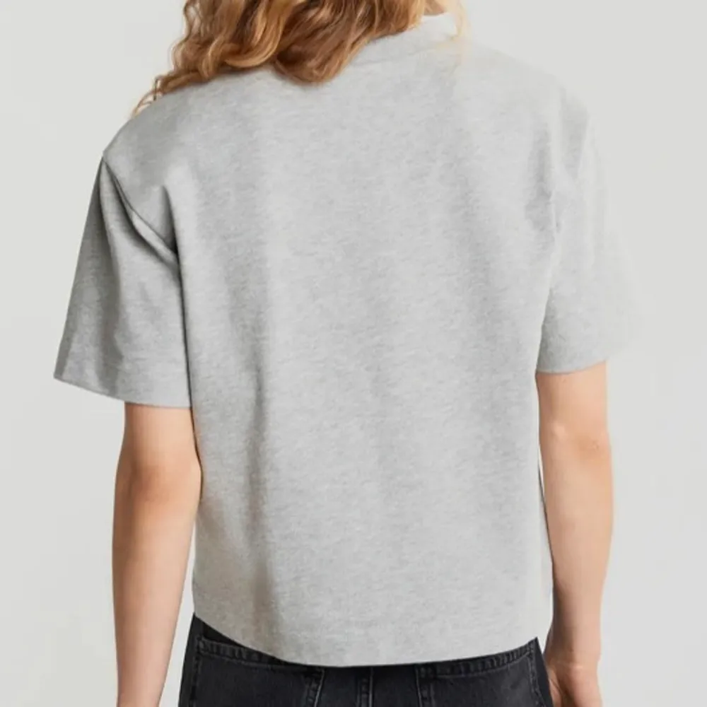 Säljer denna helt oanvända T-shirten från Gina Tricot i storlek S för 159kr men säljer den för 75kr <3 Har en likadan i vit men i storlek XS. Båda är helt oanvända. För fler bilder på detaljer eller frågor, hör av er gärna ☺️🤍. T-shirts.