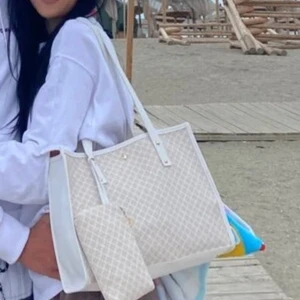 Väskor - Två superfina väskor där den vita endast är öppnad och den bruna är fortfarande inplastad. Följer med en mindre väska som utmärkt går att hänga på väskan som på bilden. Säljer då de inte kommit till användning alls tyvärr. 60kr styck + frakt. 