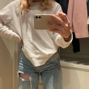 Ralph Lauren Sweatshirt - Superfin vit Ralp Lauren sweatshirt köpt här på Plick men säljer den då den inte kommer till användning. Storlek M men skulle mer säga S. Köparen står för frakten. Pris kan diskuteras, hör gärna av er om ni har några frågor💗