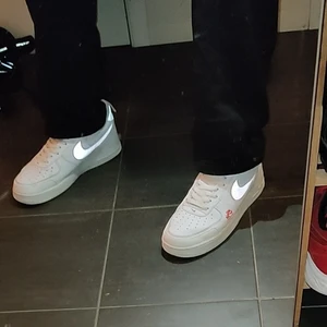 Air Force 1 röda - Röd reflex swoosh, helt ok skick