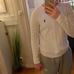 Stickad ralph lauren tröja storlek s ish - Sticka ralph lauren tröja vit, storlek L barn men passar Seller XS, haft den i några år så skicket är inte det bästa men den ser inte dåligt ut heller. En liten fläck men inte så märkvärdig😀