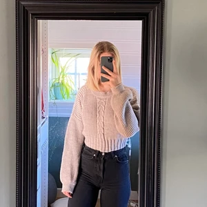 Stickad tröja - En fin, grå stickad tröja från NA-KD. Tröjans modell är något kortare. Tröjan är oanvänd, lappen kvarstår🤍