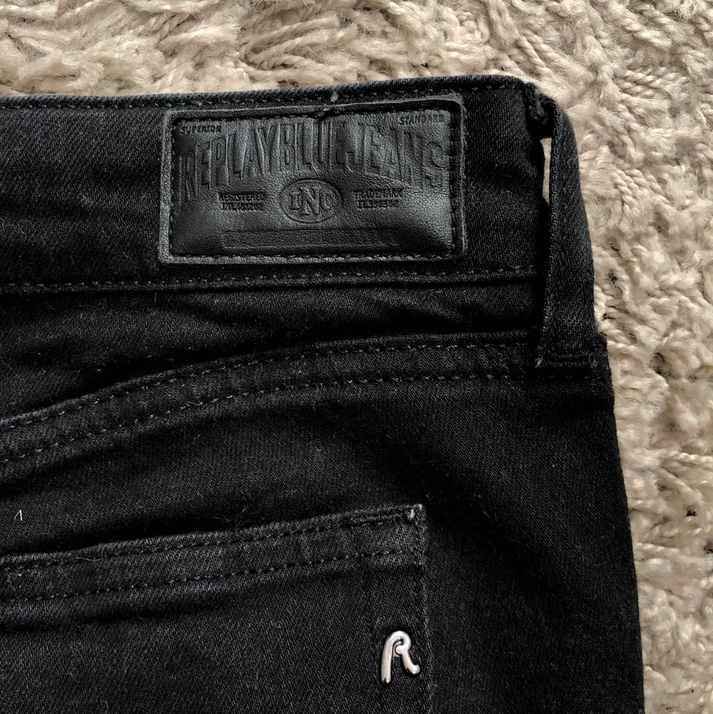 Low-midrise, raka svarta jeans. Nypris 1600kr. Aldrig använda.. Jeans & Byxor.