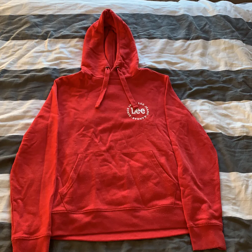 Röd lee hoodie, använt Max 3 ggr, bra skick, nypris 399. Tröjor & Koftor.