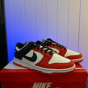 Dunk chicago NBA 75th aniversary - Säljer ett par helt nya ”dunk low chicago” i storlek 44, pris går att diskutera vid snabb affär så skicka ett meddelande vid intresse! Tar även trades.🐃🐼👺🤍🖤❤️