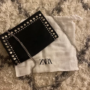 Zara väska  - KÖP DIREKT FÖR 450kr!!! Helt slutsåld zara väska med nitar. Får plats med ganska mycket och är i väldigt bra skick. Betalning sker via Swish. Buda från 200kr. Säljer BARA vid bra bud!! 💓🥰 bud på 380