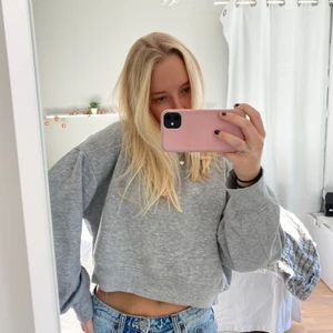 Zara tröja - Säljer denna grå tröja från zara eftersom den inte kommer till användning. Den är i storlek L men passar mig jättebra som vanligtvis har s/m. 💕💕