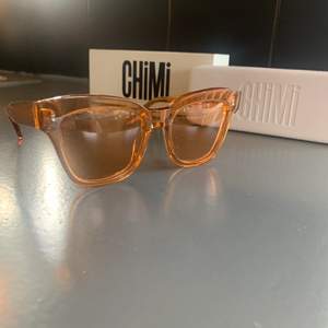 Så snygga solglasögon från Chimi eyewear i modellen 005 och färgen peach med genomskinligt glas. Det är helt oanvända inga repor! Originallådan och själva caset medföljer. Nypriset är 999kr, jag köpte dem i våras men dem kom tyvärr inte till användning något under sommaren så därför säljer jag. 350 inkl frakt!!📦💕